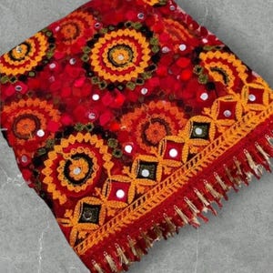 Frauen schwere rote Farbe Netz Dupatta bestickt ausgefallenes phulkari Design Dupatta für Frauen Handgefertigter Spiegel Arbeiten Sie auf Dupatta