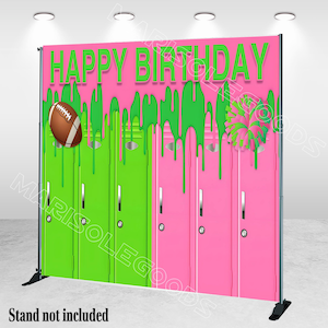 Pode incluir: Um fundo rosa e verde com as palavras "HAPPY BIRTHAY" em verde. O fundo apresenta uma bola de futebol americano e um pompom. As palavras "Stand not included" estão na parte inferior.
