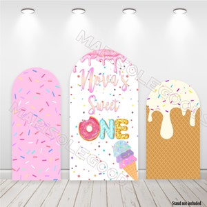 La toile de fond en forme d'arche de bonbons sucrés couvre les beignets de crème glacée, la couverture Chiara recto-verso, la décoration de fête d'anniversaire, la couverture de toile de fond en tissu