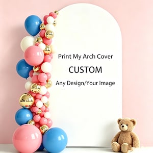 Peut inclure: Une arche personnalisée avec le texte "Print My Arch Cover CUSTOM Any Design/Your Image". L'arche est décorée d'une guirlande de ballons roses, bleus, dorés et blancs. Un ours en peluche est assis à la base de l'arche.