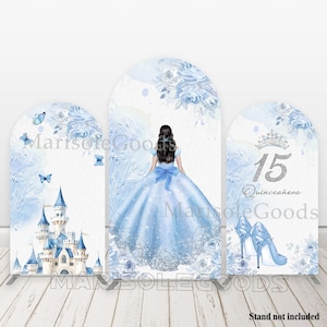 Puede incluir: Fondo de Quinceañera de tres paneles con un vestido de princesa azul claro, un castillo y tacones altos. Los paneles tienen un diseño de acuarela con mariposas y detalles florales. El número 15 se muestra en un panel.