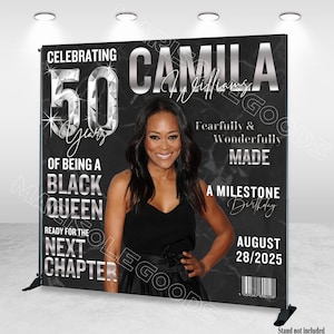 Puede incluir: Un banner de fondo negro y plateado que celebra un 50 cumpleaños. El banner presenta el nombre "Camila" en letras plateadas grandes, junto con las frases "Celebrating 50 Years", "Of Being a Black Queen" y "Ready for the Next Chapter". También se muestra la fecha "28/08/2025".