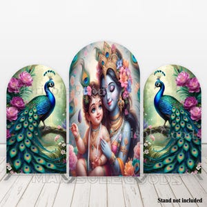 Puede incluir: Un telón de fondo de tres paneles con una imagen central de dos figuras con coronas florales y joyas, flanqueada por ilustraciones de pavos reales. Los pavos reales son azules y verdes, posados en ramas con flores rosas. El telón de fondo tiene un aspecto claro de madera.