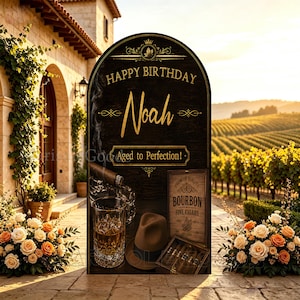 Può includere: Un cartello nero ad arco con testo dorato che recita HAPPY BIRTHDAY Noah Aged to Perfection! Il design presenta un bicchiere di liquido ambrato, un sigaro, un fedora marrone e una scatola di legno etichettata BOURBON FINE CIGARS su fondo scuro.
