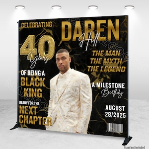 Puede incluir: Un banner de fondo negro y dorado con el texto "Celebrating 40 Years of Being a Black King". El banner presenta una foto de un hombre con un traje blanco estampado. El texto también incluye "Daren Hill" y "August 28/2025".