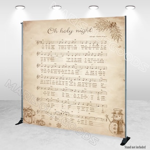 Può includere: Uno sfondo in stile vintage con una stampa di spartito musicale del canto natalizio "Oh Holy Night". Lo sfondo è stampato su carta simile alla pergamena con uno schema di colori marrone e crema. Lo spartito musicale è circondato da un bordo decorativo di foglie di agrifoglio e bacche. Un'illustrazione di pupazzo di neve si trova nell'angolo in basso a destra.