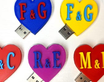 Memoria USB de 32 GB con forma de corazón y tus iniciales - Regalo de cumpleaños y aniversario