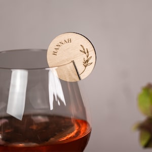 Glasmarkierer personalisiert mit Wunschnamen aus Holz als Gastgeschenk und Platzkarten für deine Hochzeit | gravierte Holz-Glasanhänger