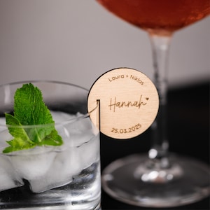 Hochzeit Glasanhänger personalisiert mit Gästenamen und Hochzeitsdaten aus Holz als Platzkarten für deine Hochzeit | Glasmarkierer