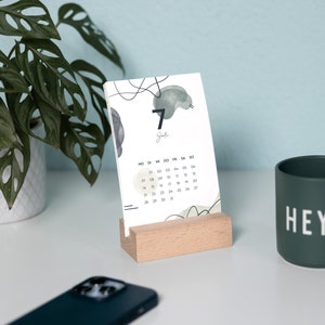 Tischkalender 2025 – 10 x 15 cm mit Aquarell Zeichnungen | Schreibtischkalender im Postkartenformat mit optionaler Holzhalterung