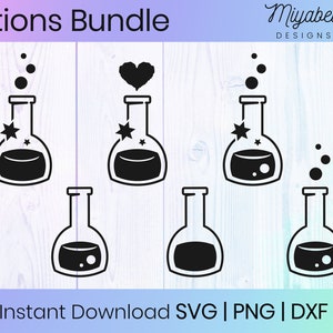 Puede incluir: Un conjunto de seis archivos de corte SVG de botellas de poción en blanco y negro. Las botellas tienen un fondo redondo y un cuello estrecho. Algunas botellas tienen estrellas, corazones y burbujas que salen de la parte superior.