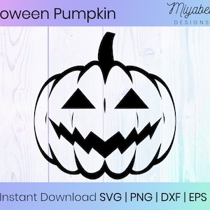 Puede incluir: Silueta en blanco y negro de una calabaza de Halloween con una cara de miedo tallada. La calabaza está sobre un fondo de madera de veta azul claro y blanco.