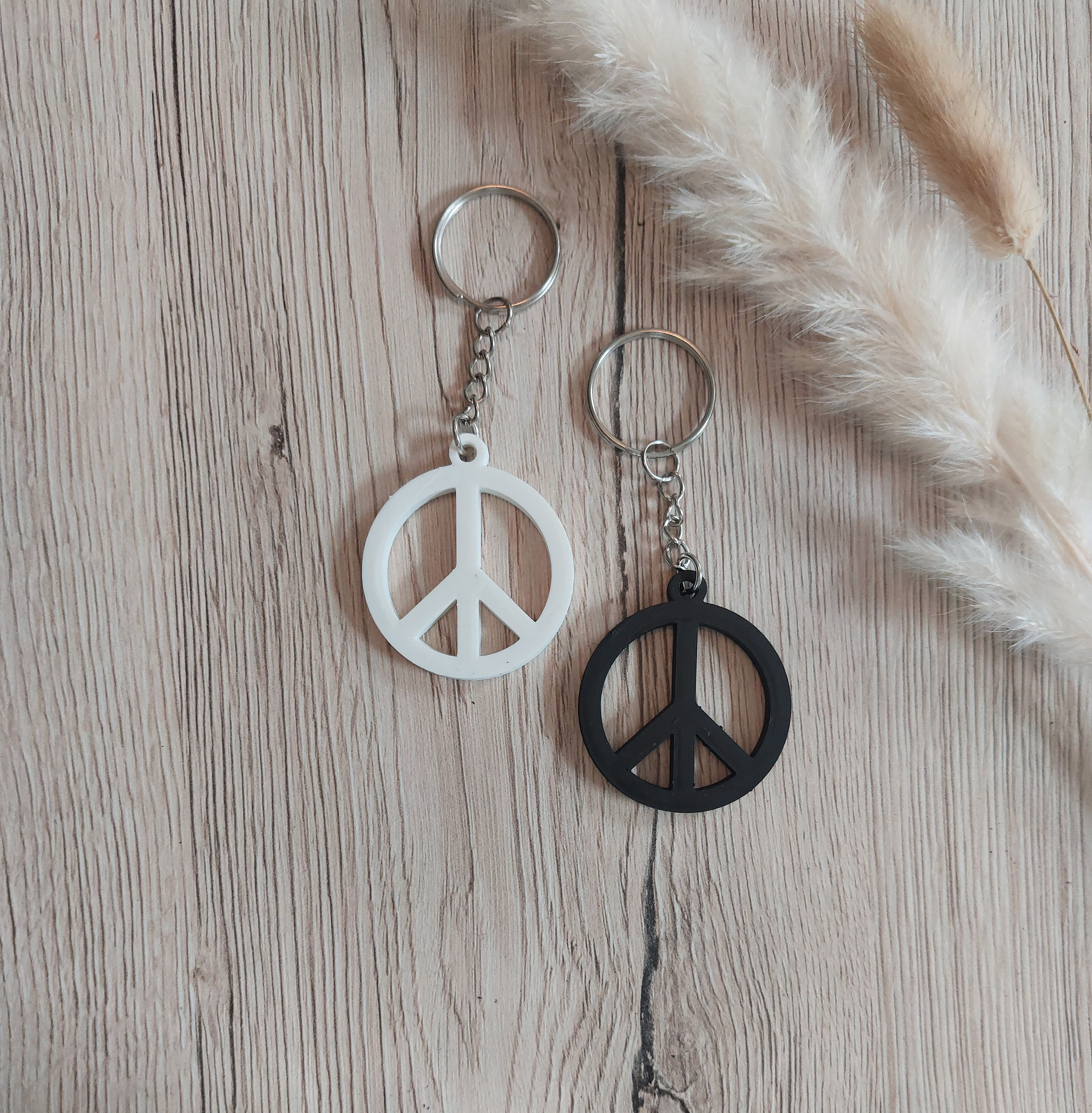 Zen Schlüsselanhänger Peace – Aus Gefrostetem Glas & Metall, 8 Cm Lang, Räder Design