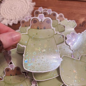 El gran jersey de Bailey / Pegatina holográfica / Ideas para regalos / Osito de peluche / Pegatinas bonitas / Estilo cottagecore / Pegatinas ilustradas / Pegatinas acogedoras