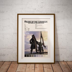Puede incluir: Un póster de película para Piratas del Caribe: La Maldición de la Perla Negra. El póster presenta una silueta del Capitán Jack Sparrow de pie en la cubierta de un barco al atardecer. El póster también incluye una paleta de colores de la película.