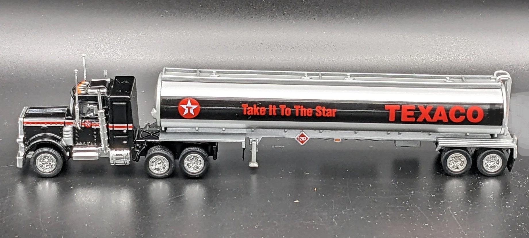 Ixo - Camion FREIGHTLINER FLC 120 64 T 1977 noir réf. TR186 NBO Neuf 1