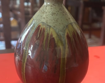 Schöne geblasene Knospenvase mit braun und grüner Tropfglasur.
