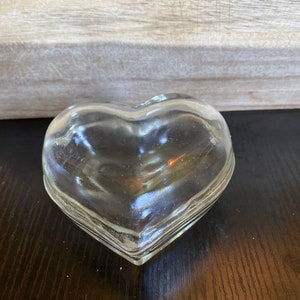 Glass heart shaped trinket jewelry dish.