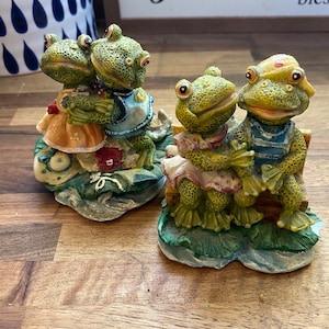 Set of 2 courting frogs figurines