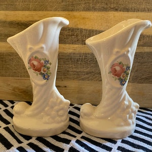 Coppia (set di 2) vasi in stile cornucopia bianco sporco con dettagli floreali cammeo