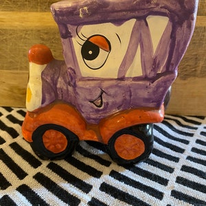 Banco de autos cacharro de dibujos animados caprichoso, pintado a mano