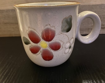 Taza de café de gres con estampado floral vintage.