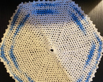Qty of 6 vintage cotton crocheted doilies, 1 white (7 inch round); 1 blue/white, 2 red/white, 2 green/white (hexagon approx 10-11 inch.)