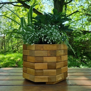 Achteckiger Pflanzer für Blumen, Holztopf für draußen, Rustikaler Pflanzentopf, Hochwertiger Holzpflanzer, Natürlicher Boho-Topf für zu Hause