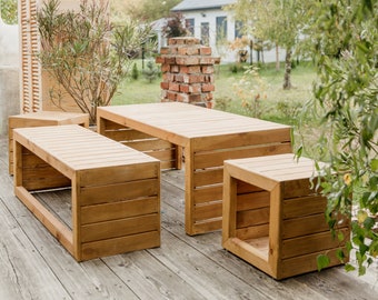 Set houten zitplaatsen voor terras, tuinmeubilair voor minimale liefhebbers, banken en stoelen voor in de tuin