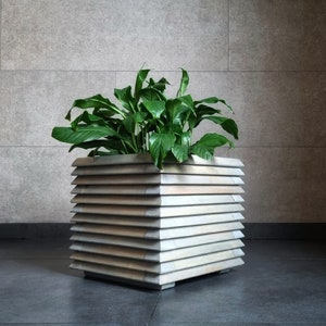 Stilvoller industrieller Holzpflanzer, moderner Blumentopf, 3D-Blumentopf aus Holz, Blumentopf im Industriestil