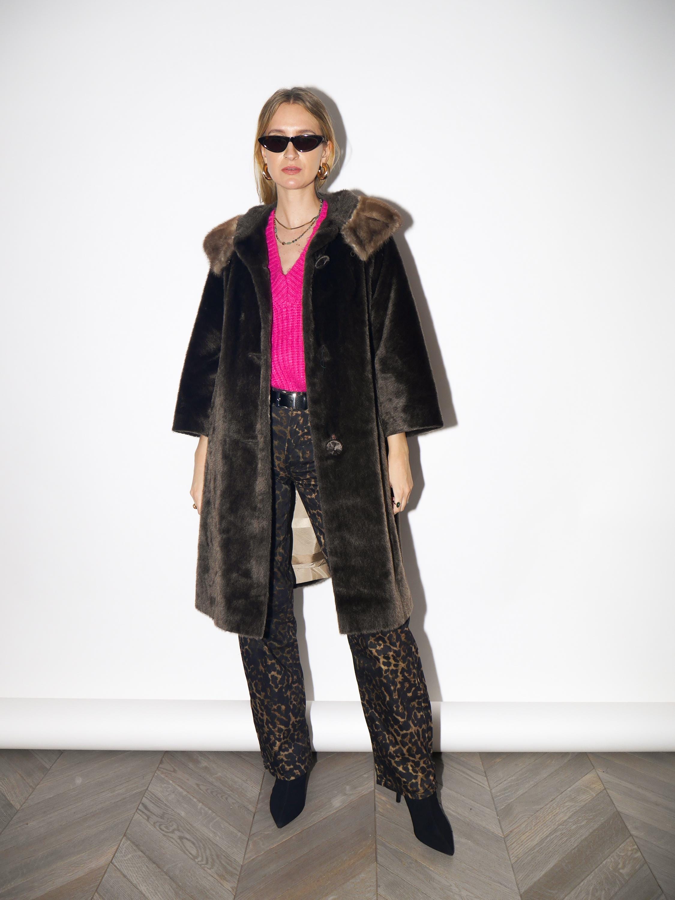 1960年代のヴィンテージフェイクファーコート。本物のミンクファーの襟