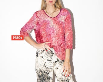 Blusa vintage rosa y crema con estampado tie-dye y mangas tres cuartos de los años 80 con textura arrugada.
