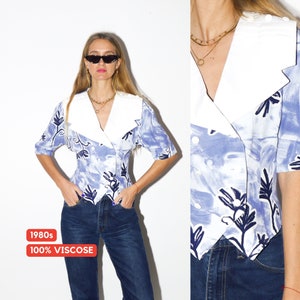 VINTAGE 100% Viskose zweireihige Bluse 1980er Jahre | blau-weiße abstrakte Muster Damenbluse | Vintage Hemd mit großem Kragen