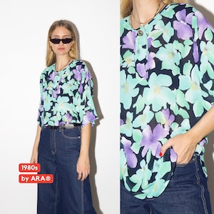 VINTAGE floral blouse from 1980s in green and purple flowers with short sleeve