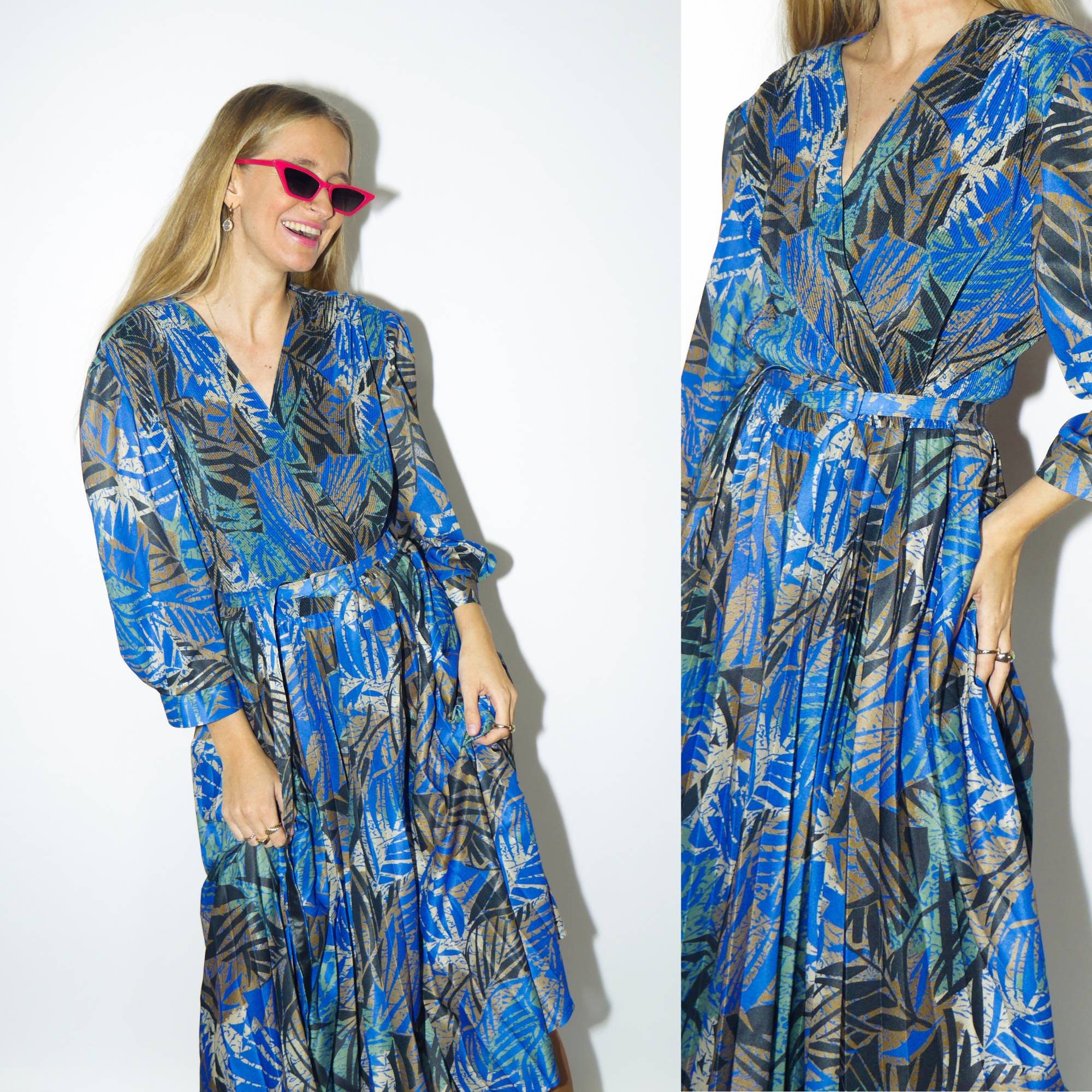 1980s vintage v-neck MIDI DRESS, PLEATED Fabric, Sustainable Dress, Retro Blue Botanical Elastic Band Waist Matching Belt Pleated Midi Dress