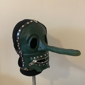 Nomadic mask (green)