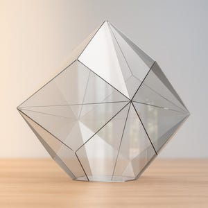 Op de afbeelding: Een helder, geometrisch glazen terrarium met een ruitvorm. Het terrarium bestaat uit meerdere driehoekige en vierhoekige panelen, met zwarte lijnen die de randen omlijnen. Het staat op een lichtgekleurd houten oppervlak.