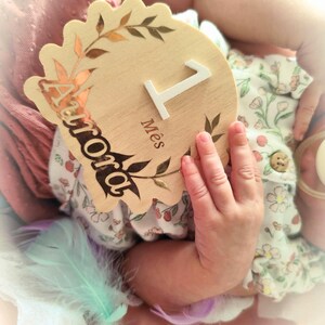 Disques mensuels personnalisés pour bébé – Ensemble de noms en bois – 1 à 12 mois – Gravure CNC – Souvenir de nouveau-né ou cadeau de baby shower
