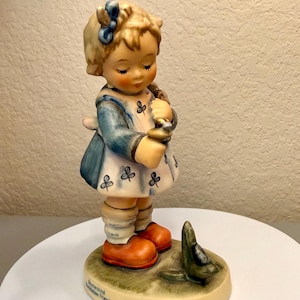 MI Hummel Goebel “Bumblebee Friend” Porcelain Figurine 2002 First Issue Model 837