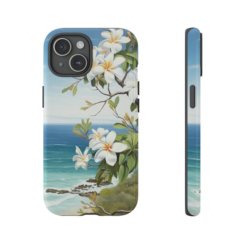 Pu&ograve; includere: Una custodia per telefono con un design floreale bianco su sfondo di oceano blu. La custodia ha un ritaglio per l'obiettivo della fotocamera.