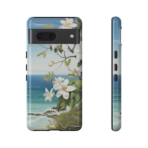 Pu&ograve; includere: Una custodia per telefono con un design floreale. La custodia presenta fiori bianchi con foglie verdi su uno sfondo di oceano blu e bianco.