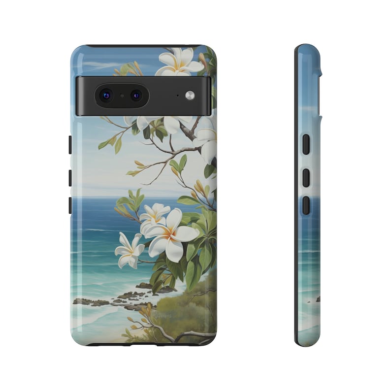 Pu&ograve; includere: Una custodia per telefono con un design floreale. La custodia presenta fiori bianchi con foglie verdi su uno sfondo di oceano blu e bianco.