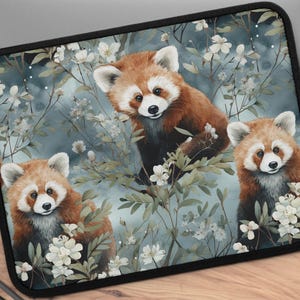 Op de afbeelding: Laptophoes met een aquarelontwerp van rode panda's in een bossetting met witte bloemen. De achtergrond is zachtblauw met witte stippen.