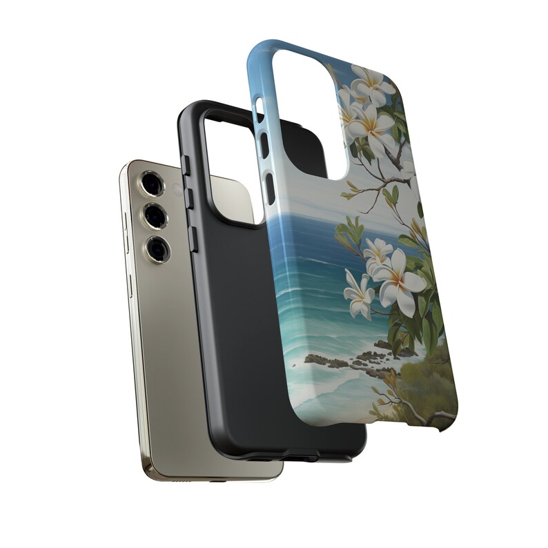 Pu&ograve; includere: Una custodia per telefono nera con un design floreale. La custodia presenta un fiore bianco con un centro giallo e foglie verdi. Lo sfondo &egrave; un dipinto ad acquerello blu e bianco di una scena di spiaggia.