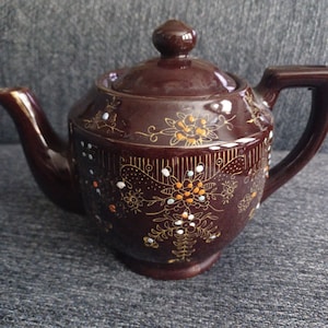 Japanische Vintage Teekanne mit floralem Design