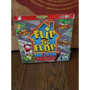 Puede incluir: Una caja de juego de computadora con un esquema de color rojo, amarillo y azul. El juego se llama "Flip or Flop: Home Edition" y presenta una casa de dibujos animados con las palabras "¡Comprar!" y "¡Vender!" a cada lado. El juego está clasificado como "E" para todos por la ESRB.