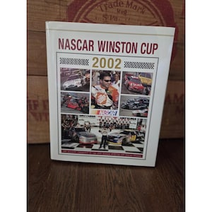 NASCAR Winston Cup Series Chronicle / Anuário 2002 Livro de capa dura Excelente
