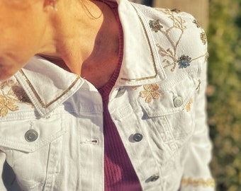 Chaqueta vaquera blanca reciclada: adornos artesanales de color rosa marfil
