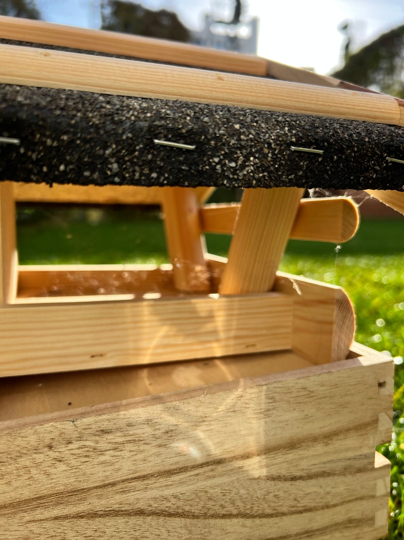 Handgemaakte houten nestkast met waterdicht dak afbeelding 3