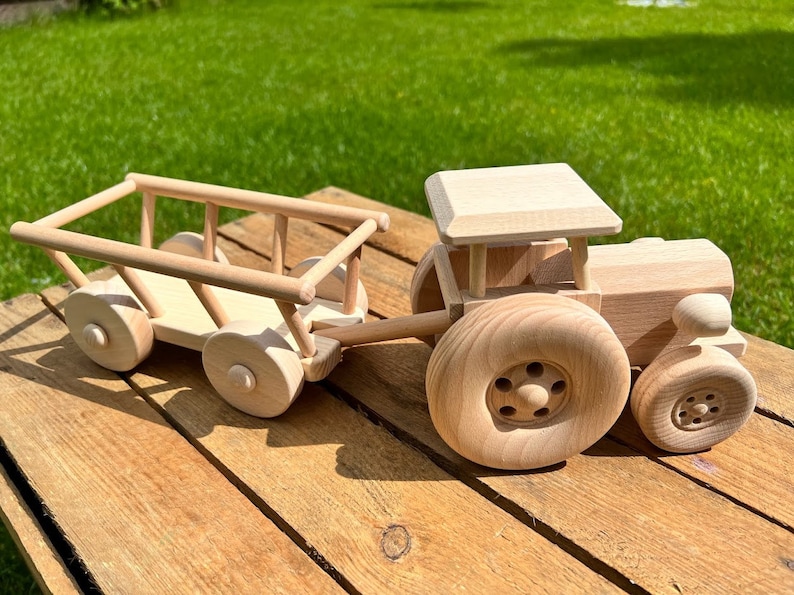 Tracteur avec remorque en bois